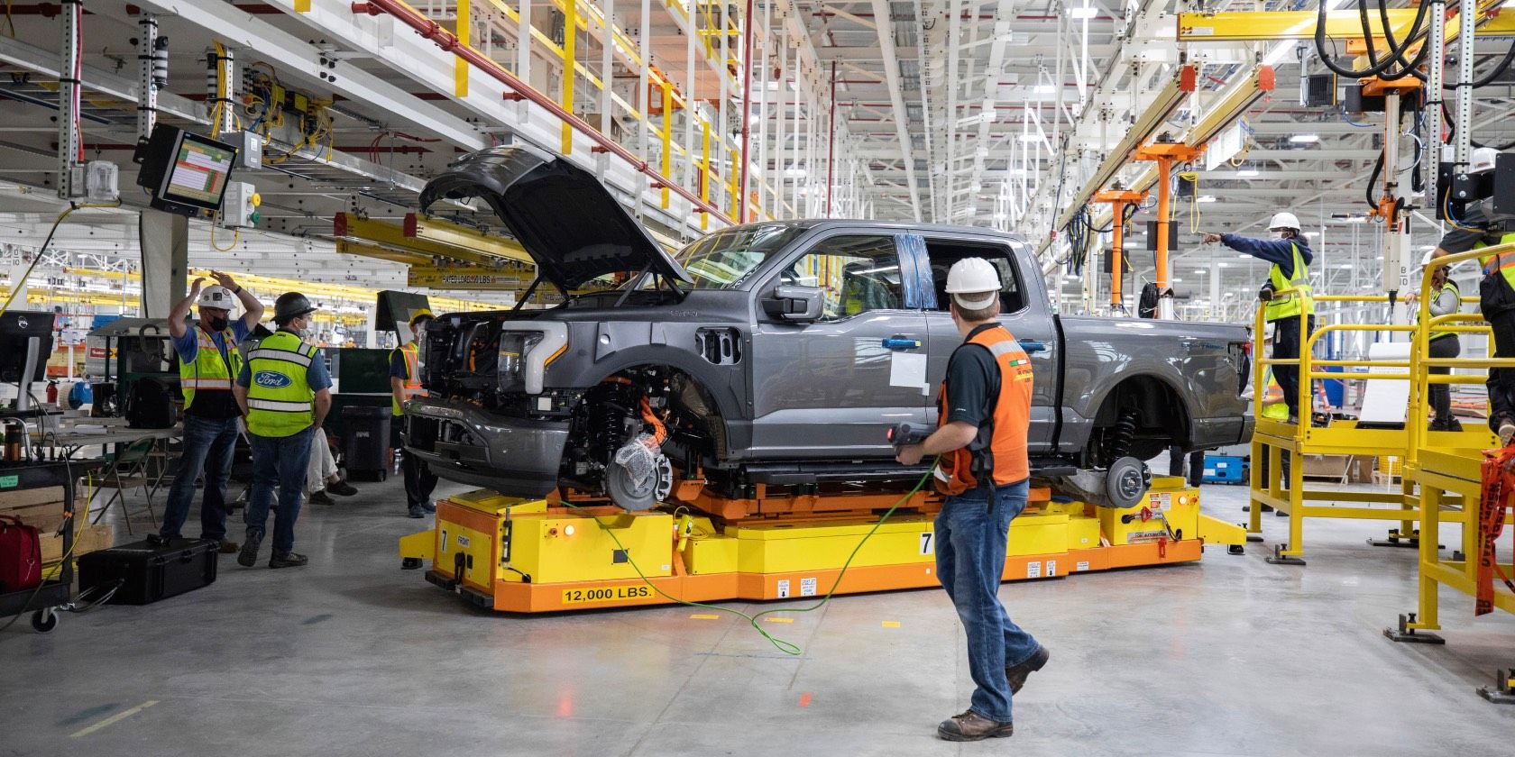 Ford F-150 Lighting màu xám đang được chế tạo tại một nhà máy sản xuất