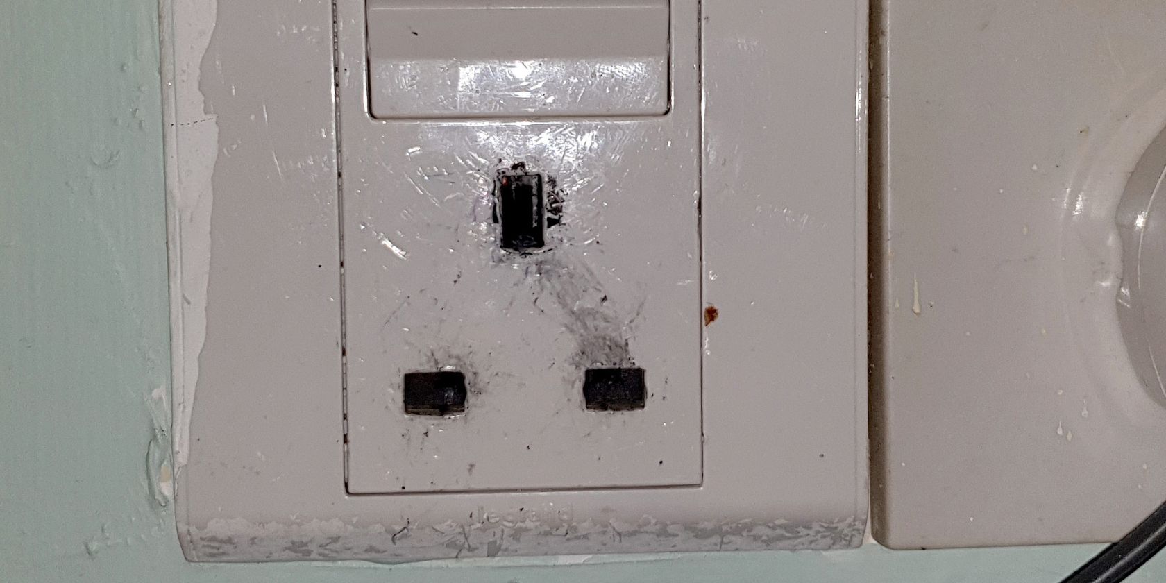 ổ cắm bị cháy cho phích cắm loại BS 1363