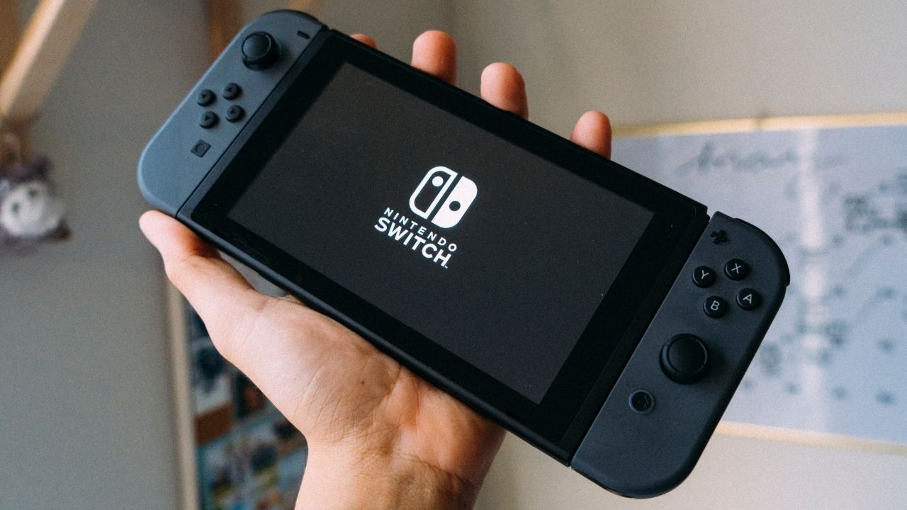 Một bức ảnh chụp Nintendo Switch với Joy Cons màu xám đang được treo trên không 