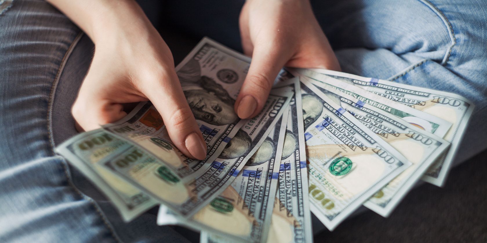 Một người đưa ra một số tờ USD Mỹ
