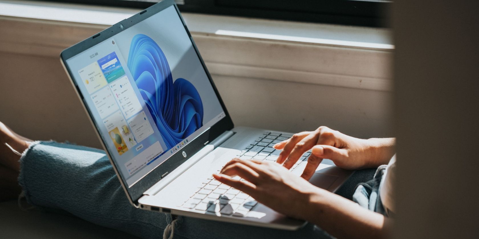 7 điều quan trọng nhất cần xem xét trước khi mua máy tính xách tay Windows Person Working On Windows 11 Laptop
