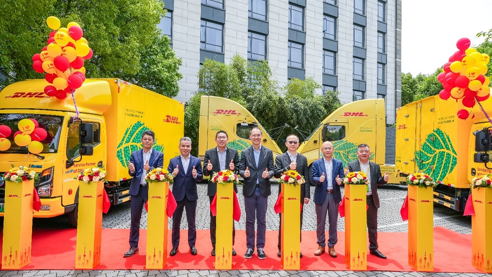 Bằng cách sử dụng 4 xe điện ở Thượng Hải, DHL Global Forwarding giảm 300 tấn khí thải carbon/năm Trên nhãn hiệu của bạn, được thiết lập, đi điện! Các giám đốc điều hành của DHL Global Forwarding và các khách mời đặc biệt cắt băng khánh thành các loại xe điện mới tại Thượng Hải Từ trái sang phải: Allen Chen, Chủ tịch DHL Global Forwarding Trung Quốc Thượng Hải; Frank Zhu, tổng giám đốc của Wing Logistics; Piak Hwee Tan, Phó Chủ tịch Cấp cao về Tiếp thị và Bán hàng, DHL Global Forwarding Châu Á-Thái Bình Dương; Kelvin Leung, Giám đốc điều hành của DHL Global Forwarding Châu Á-Thái Bình Dương; Steve Huang, Giám đốc điều hành của DHL Global Forwarding Greater China; John Liu, chủ tịch Global Express; Johnson Wong, Chủ tịch DHL Global Forwarding Đông Trung Quốc