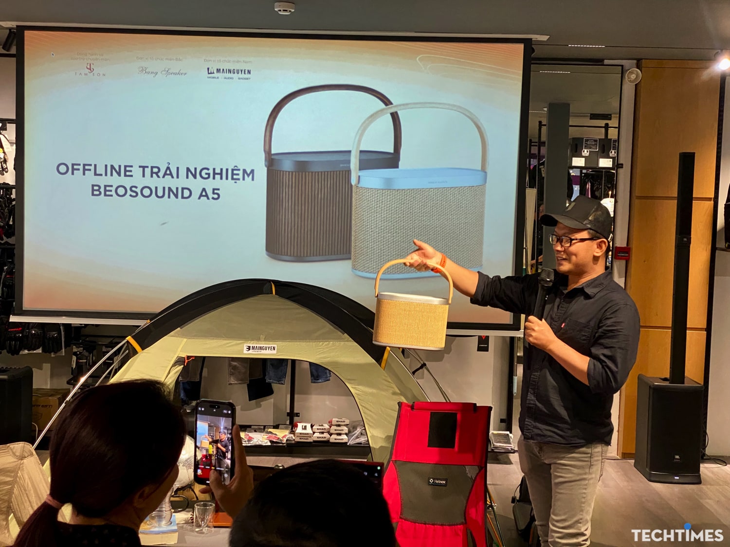 Bang & Olufsen ra mắt mẫu Beosound A5, giá từ 35,68 triệu đồng TechTimes Vietnam Bang & Olufsen vừa phối hợp với Mai Nguyên ra mắt mẫu loa di động Beosound A5 mới được thiết kế với sự hợp tác của GamFratesi, bộ đôi thiết kế Đan Mạch-Ý.