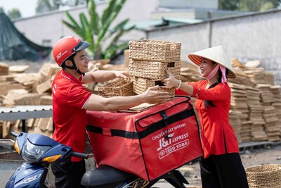 J&T Express Việt Nam hỗ trợ các làng nghề địa phương mở rộng phạm vi hoạt động J&T Express hỗ trợ hoạt động logistics cho doanh nghiệp kinh doanh thủ công mỹ nghệ (PRNewsfoto/J&T Express)