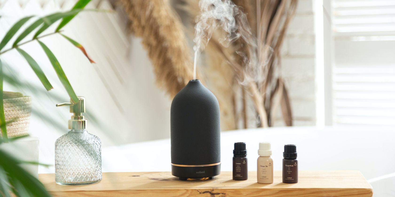 4 Loại Dụng Cụ Trị Liệu Bằng Hương Thơm Giúp Thư Giãn Và Giảm Căng Thẳng aromatherapy device on a table with essential oils