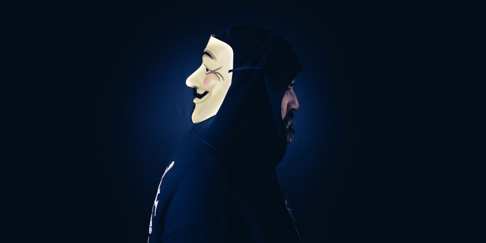 Tin tặc thực sự làm gì với dữ liệu của bạn? a man in a black hood and a mask