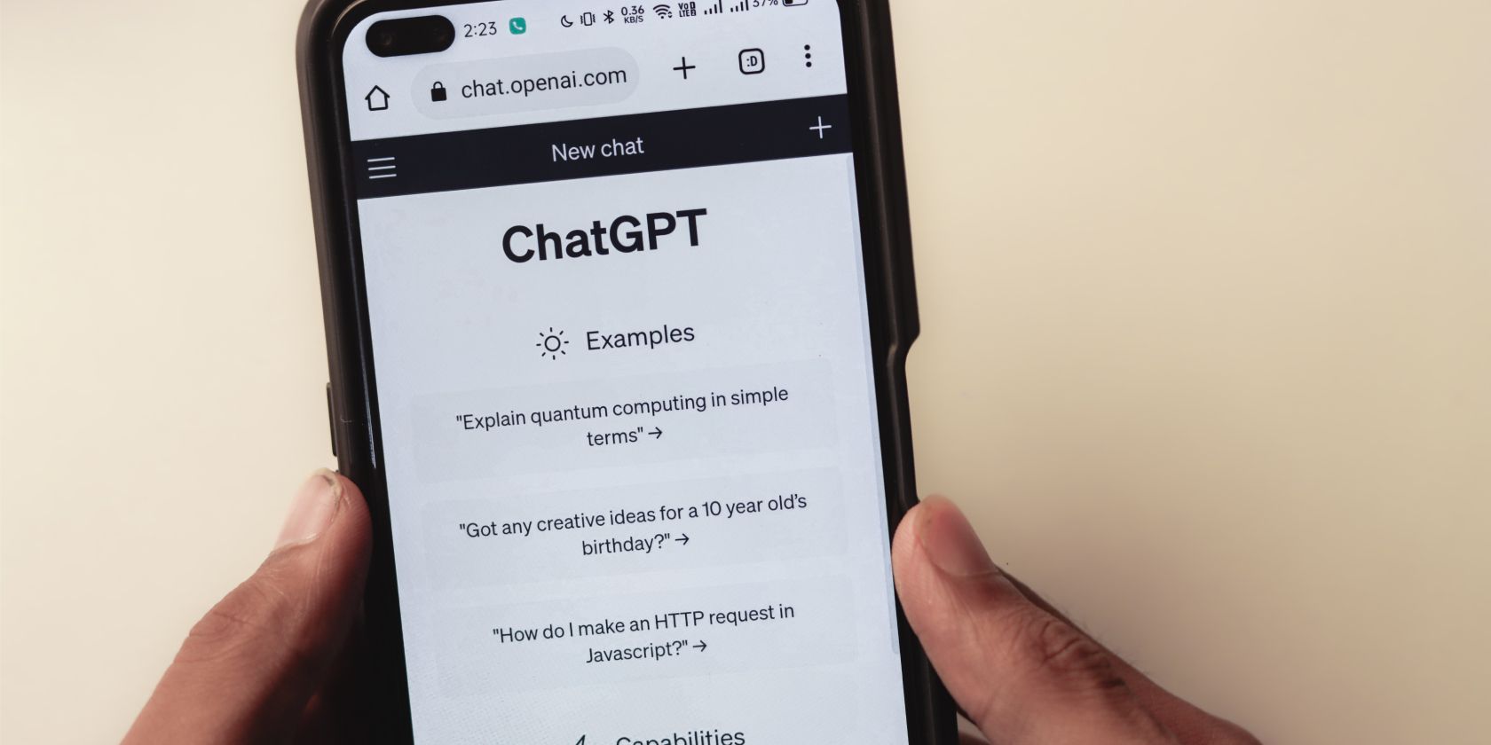 Cách sử dụng ChatGPT một cách an toàn với tư cách là huấn luyện viên sức khỏe tâm thần ChatGPT home screen on smartphone