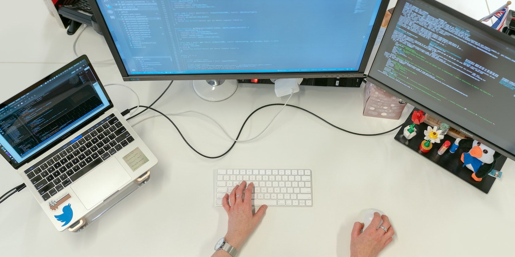 Cách tự động tạo máy ảo trong Azure bằng cloud-init engineer working on cloud init scripts on a linux pc