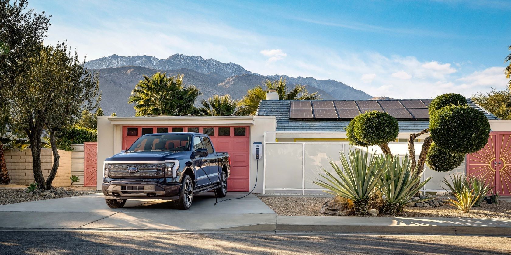 8 tính năng tuyệt vời của Ford F-150 Lightning sẽ khiến bạn phải kinh ngạc F-150 Lightning connected to a home charger