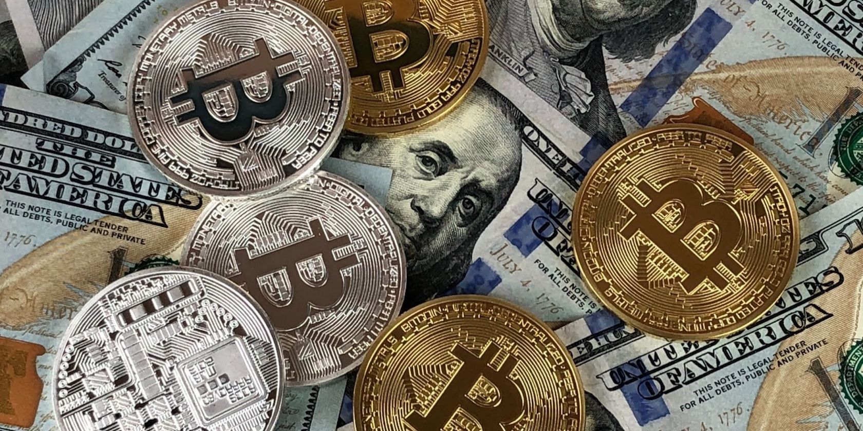 Thông báo Wells là gì và tại sao SEC lại gửi nó? A stack of gold and silver Bitcoins with US dollars