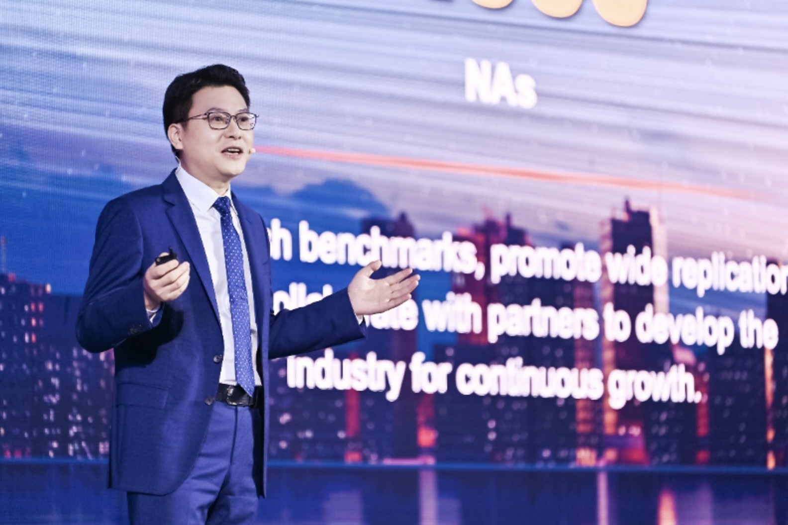 Ông Bob Chen - Phó Chủ tịch Nhóm Kinh doanh Doanh nghiệp, Chủ tịch Kinh doanh Giải pháp & Tiếp thị Doanh nghiệp của Huawei chia sẻ tại sự kiện