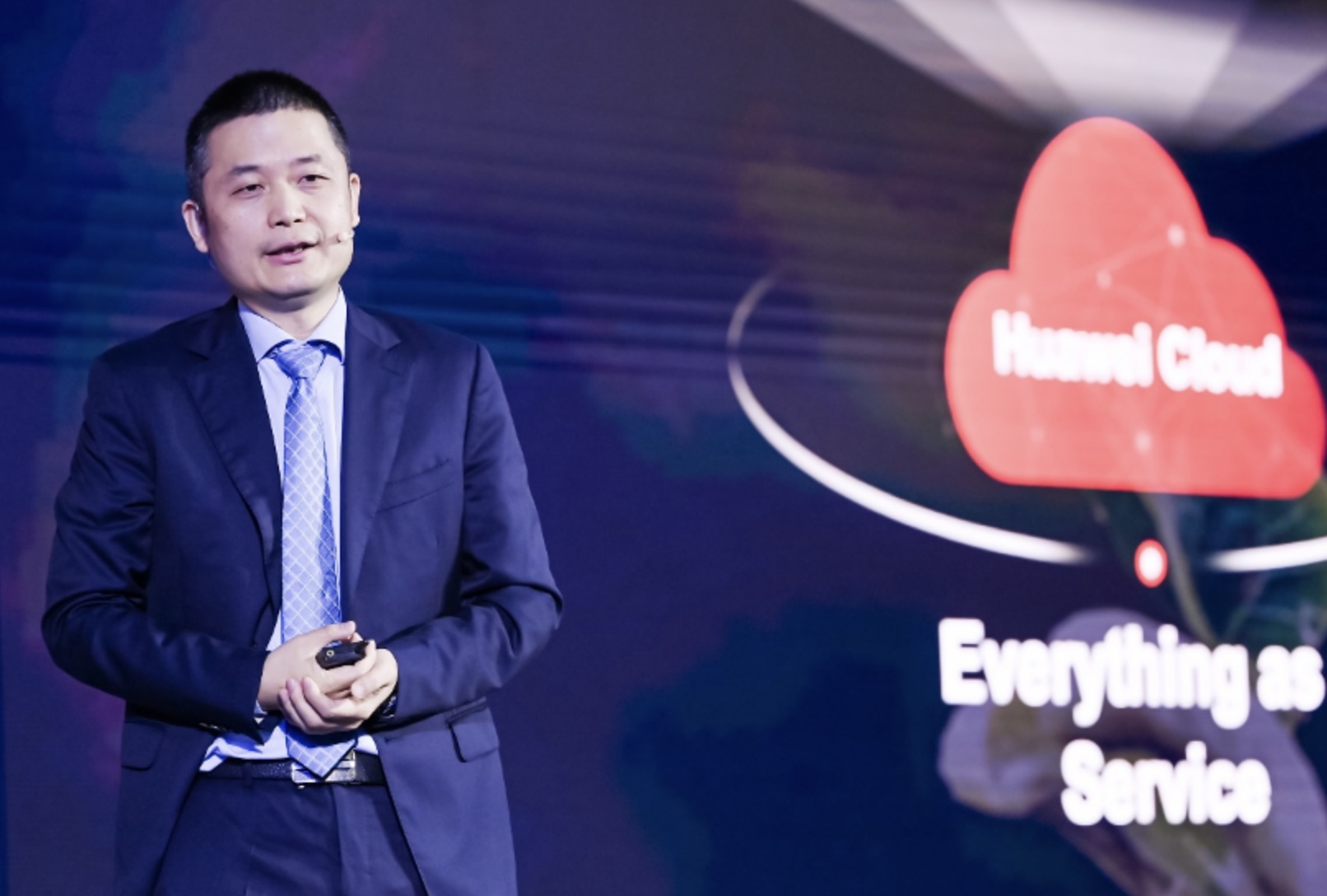 Ông William Dong - Chủ tịch Huawei Cloud Marketing chia sẻ tại sự kiện