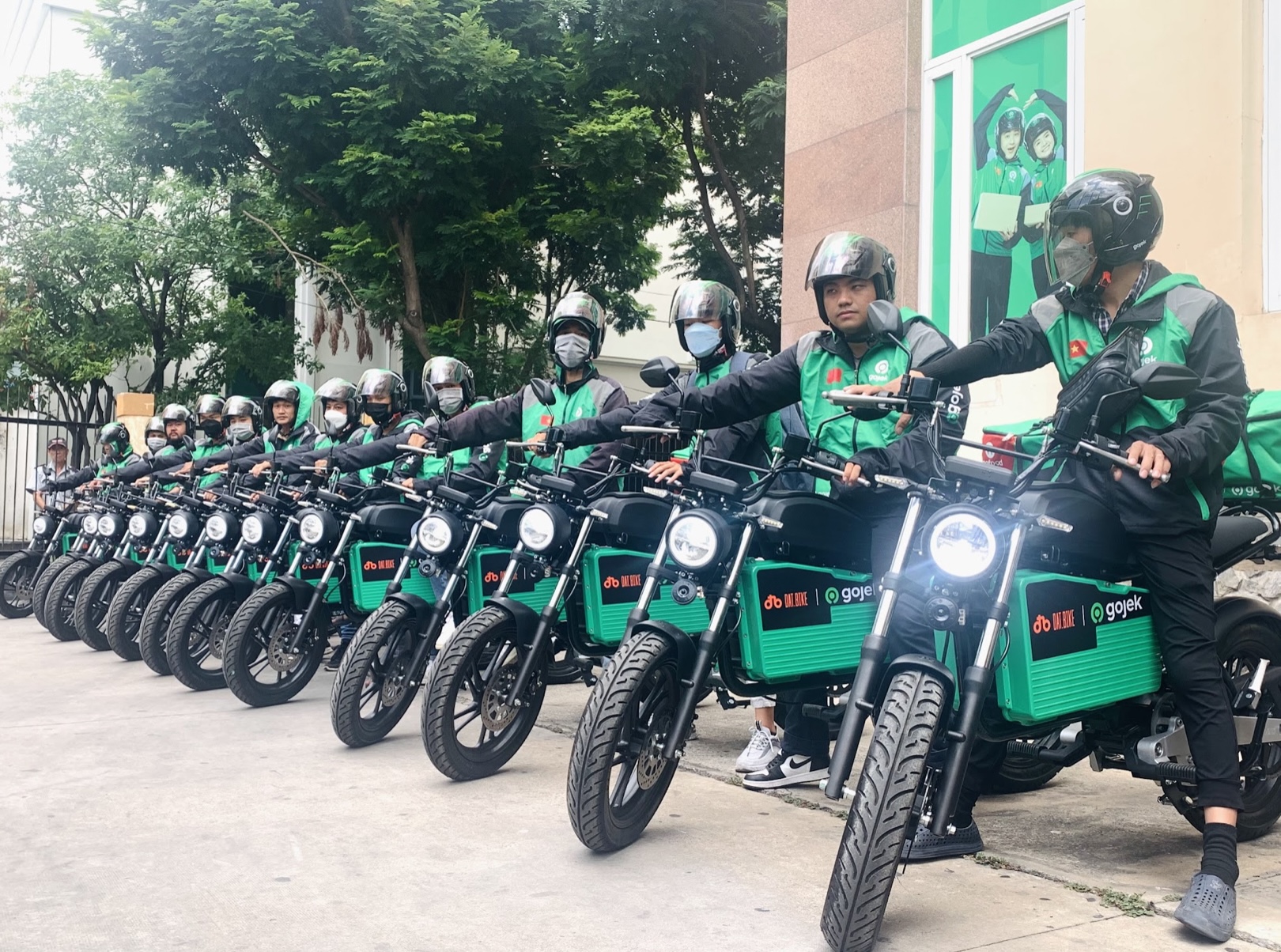 Gojek hợp tác với Dat Bike để thí điểm dịch vụ xe máy điện
