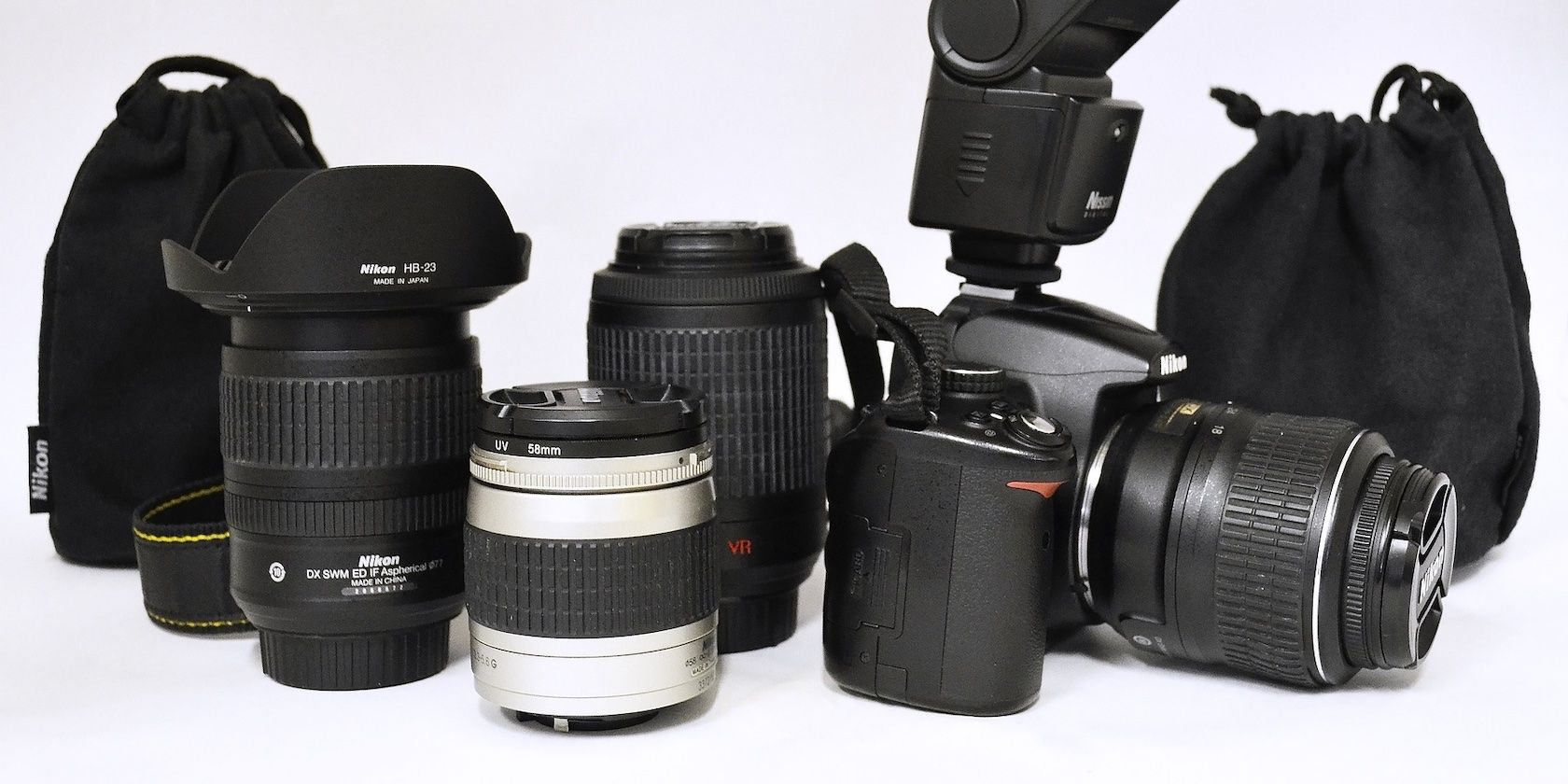 6 Điều Cần Cân Nhắc Khi Mua Ống Kính Cho Máy Ảnh Của Bạn Photo of camera lenses together