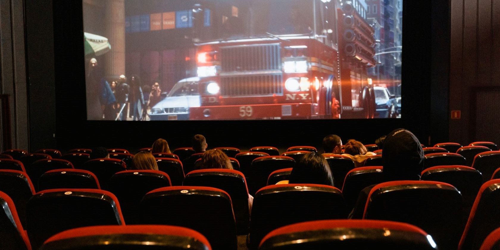 Người Mù Xem Phim Như Thế Nào? A movie theater room with a big screen showing a firefighter truck