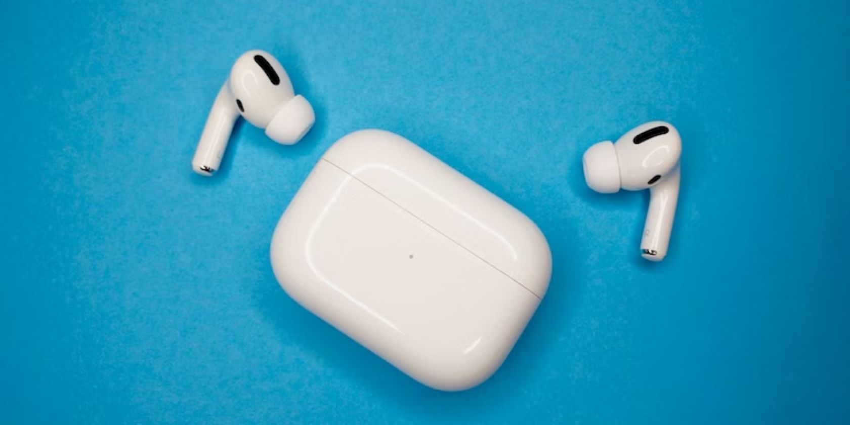 Cách kết nối tai nghe Bluetooth với Xbox Series X|S của bạn airpods pro and case against blue background