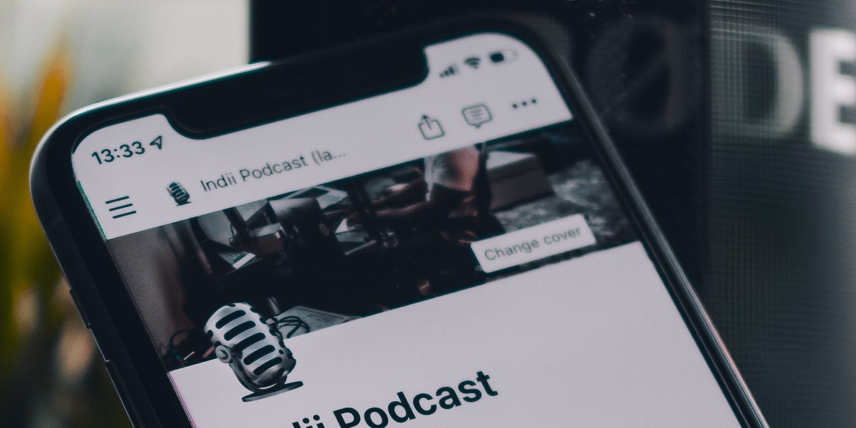 8 công cụ trong khái niệm mà bạn có thể chưa từng nghe về Photo of Notion open on a smartphone in a podcasting studio