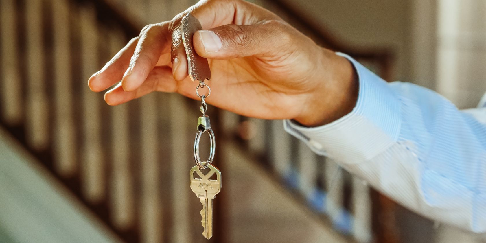 Cách mật khẩu có thể giúp giữ an toàn cho tài khoản Google của bạn Person Holding a Silver Keychain with a Key