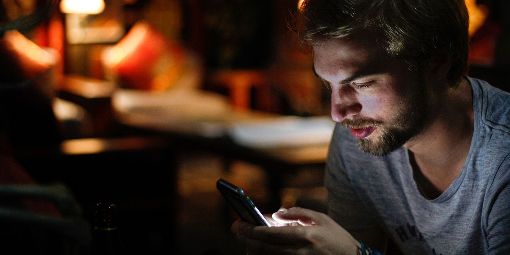 Ánh sáng xanh từ màn hình ảnh hưởng đến sức khỏe của bạn như thế nào? Person using smartphone at night