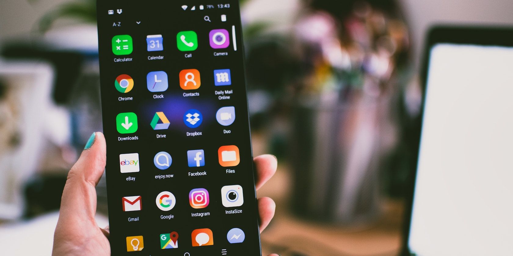 Cách giữ điện thoại Android của bạn an toàn bằng Khóa riêng a smartphone screen showing some mobile apps