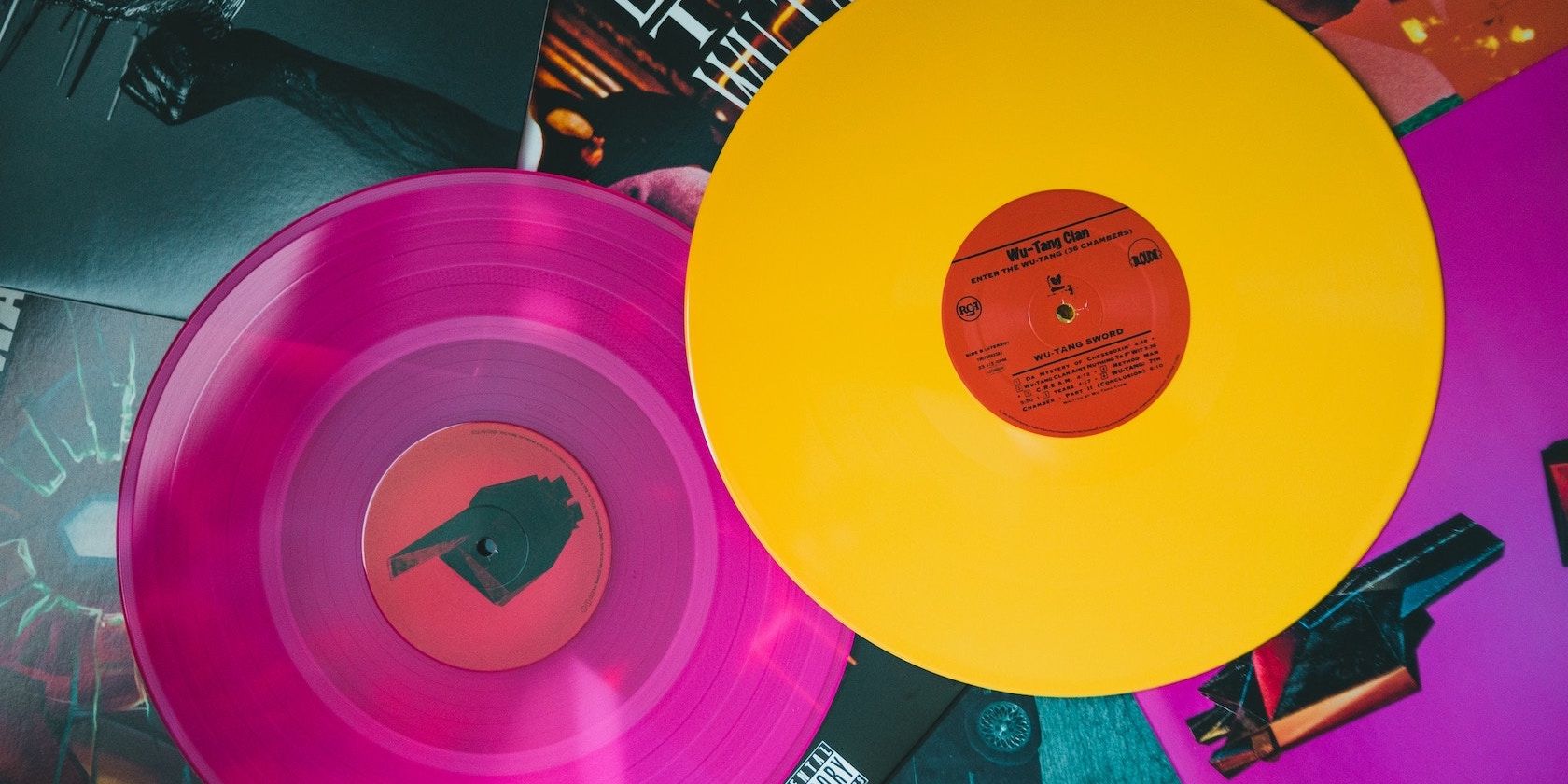 6 vấn đề lớn với nhạc Deepfake Colorful records laying on a table.