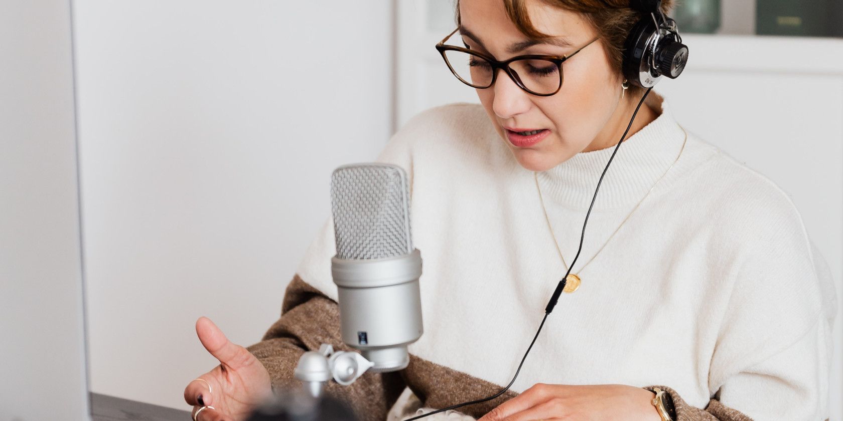 6 ứng dụng lồng tiếng tốt nhất cho Linux voice over artist speaks into microphone