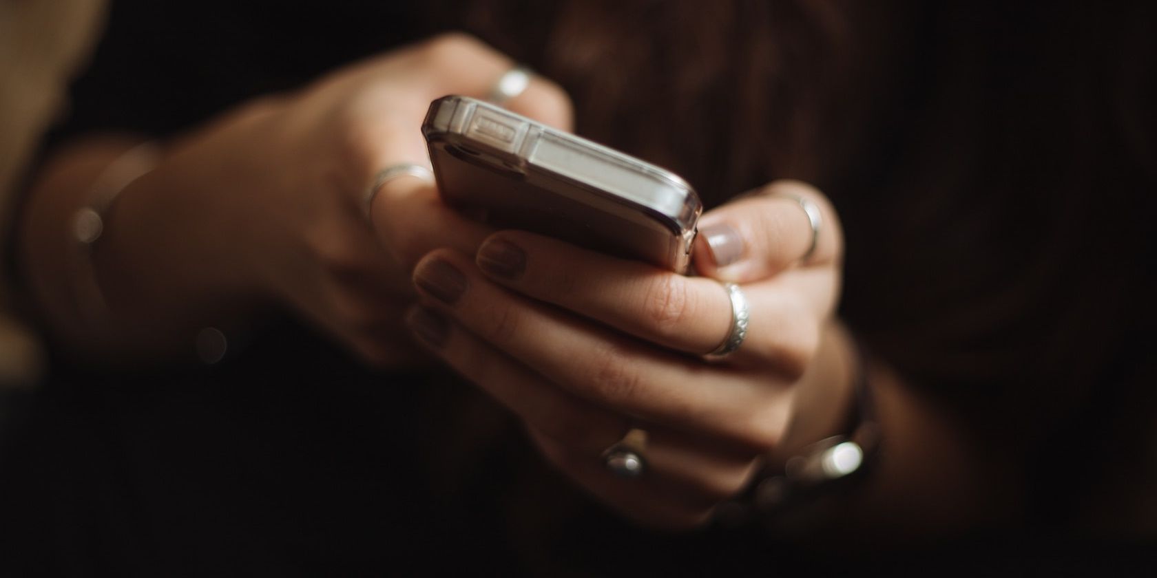 6 cách để nghỉ làm mà không cần sử dụng điện thoại Woman holding phone close up