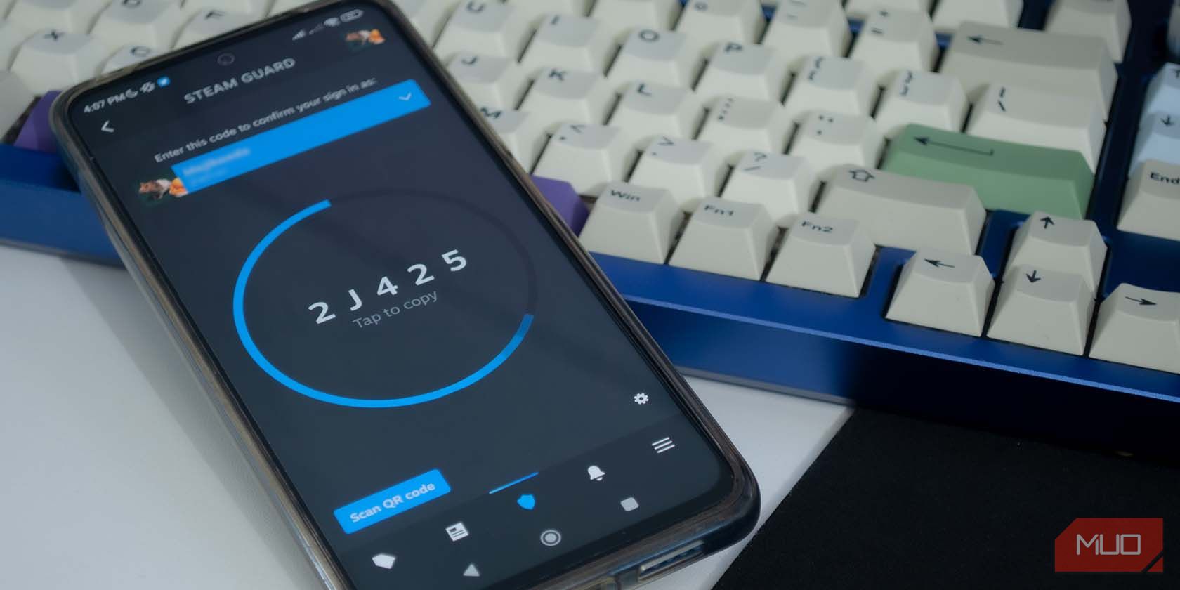 điện thoại có bảo vệ hơi nước trên màn hình bên cạnh bàn phím