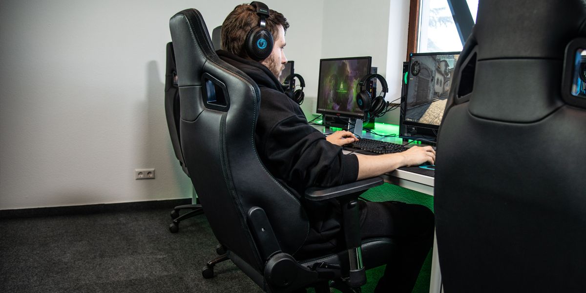 Chars chơi game có tựa lưng có cánh