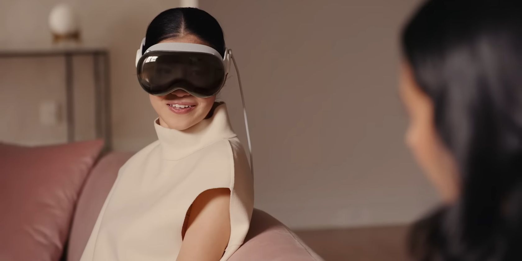 người trò chuyện khi đeo tai nghe Apple Vision Pro