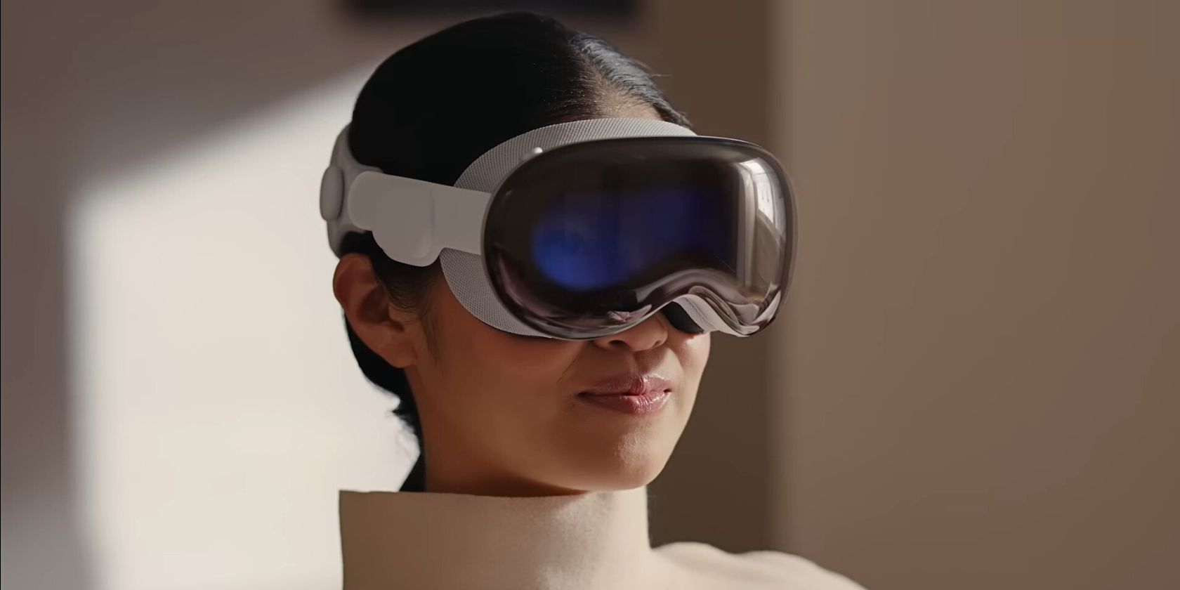 Người phụ nữ sử dụng ứng dụng thực tế tăng cường trong tai nghe Apple Vision Pro