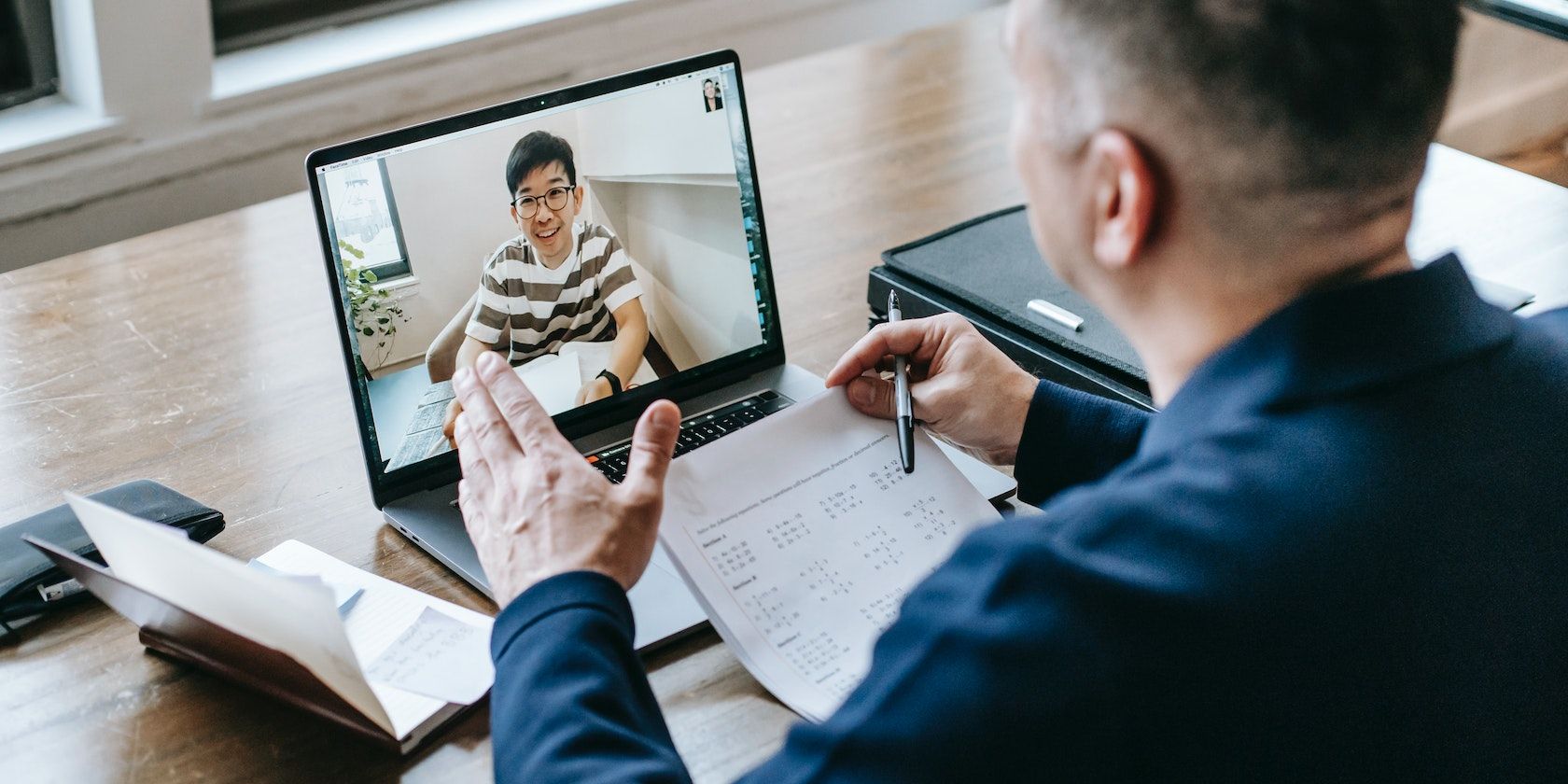 cặp cá nhân có cuộc gọi video trên máy tính xách tay