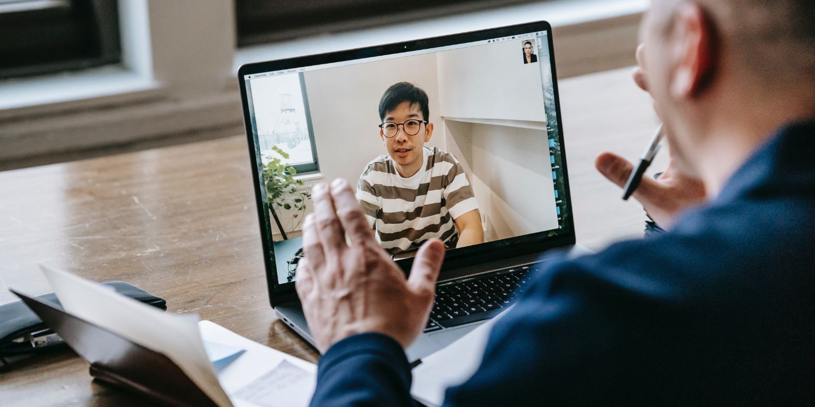 Một người đàn ông và một người phụ nữ làm việc trong vai trò hỗ trợ bàn CNTT