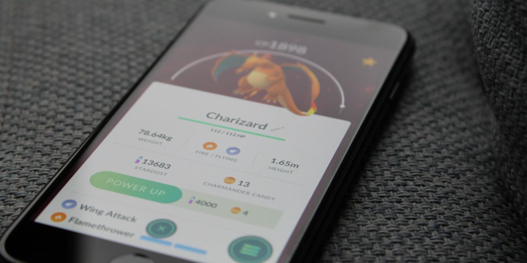 Trò chơi di động Pokémon GO trên chiếc ghế dài