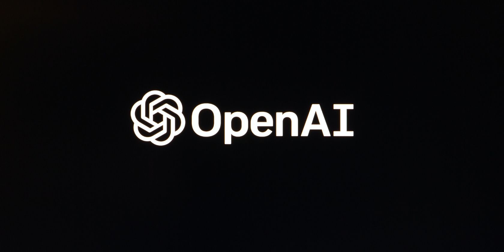 logo openai trên màn hình đen