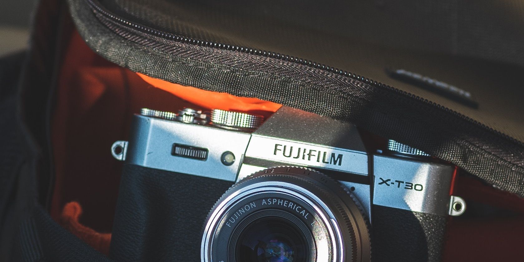 Hình ảnh máy ảnh Fujifilm trong túi