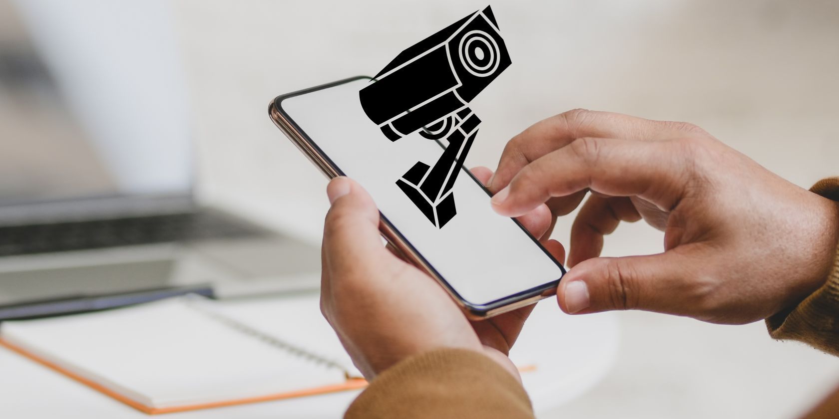 Người đàn ông cầm điện thoại thông minh có camera giám sát