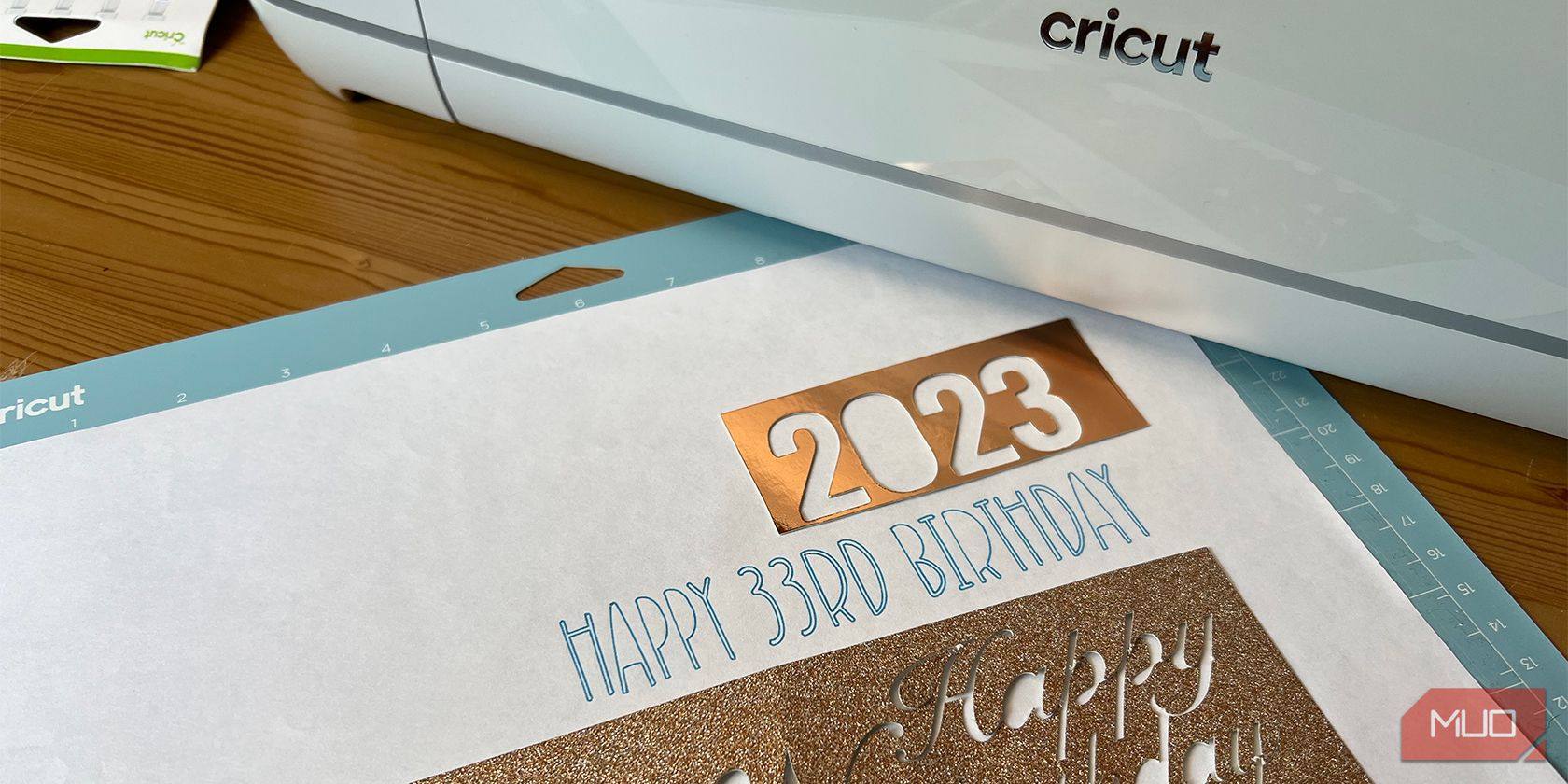 Cricut cắt chữ cái.