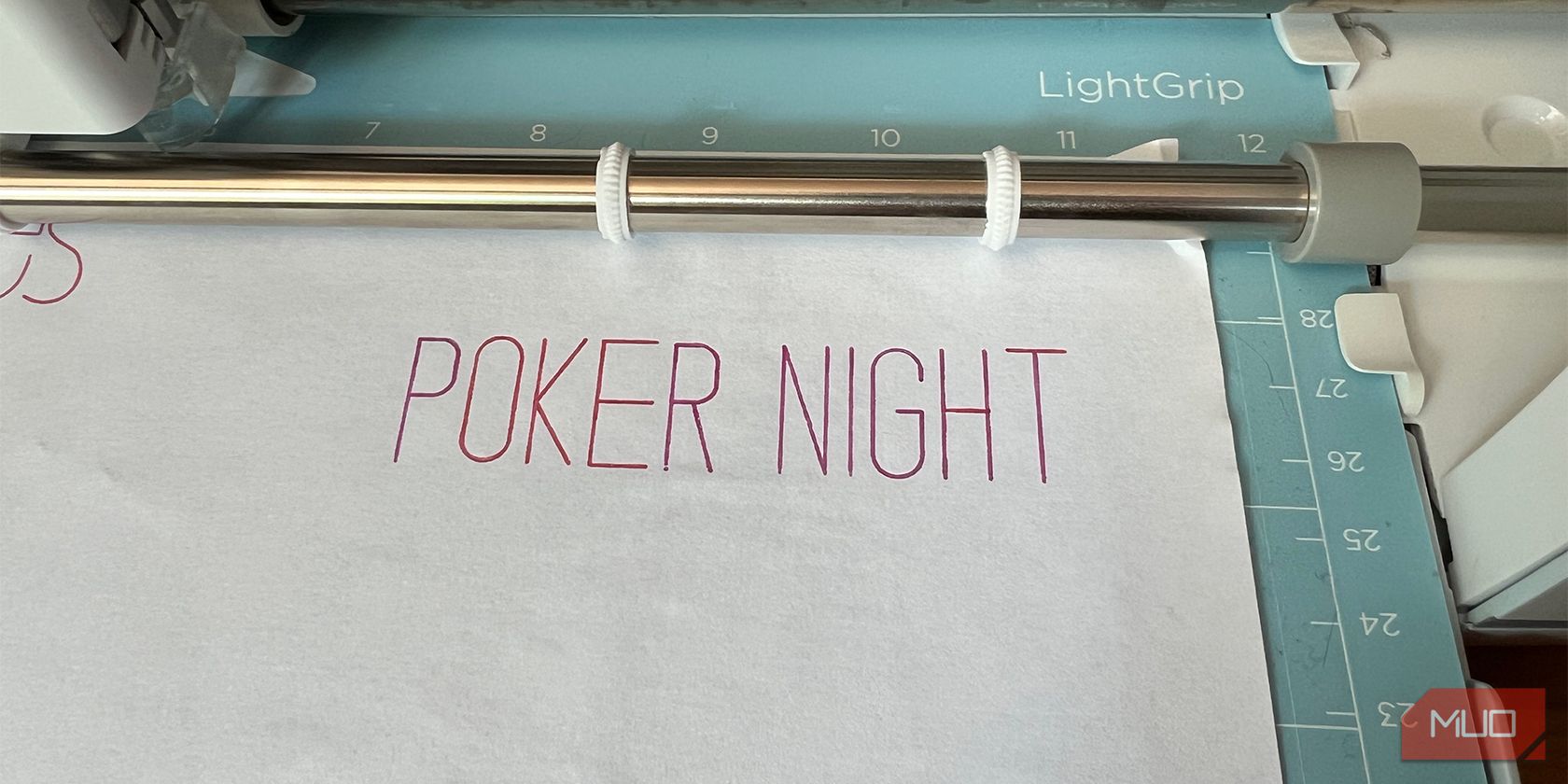 Cricut Poker Night kiểu chữ trên giấy.