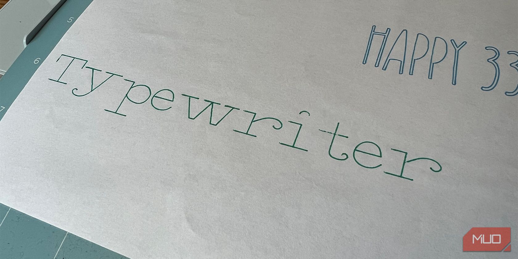 Cricut Typewriter văn bản viết trên giấy.