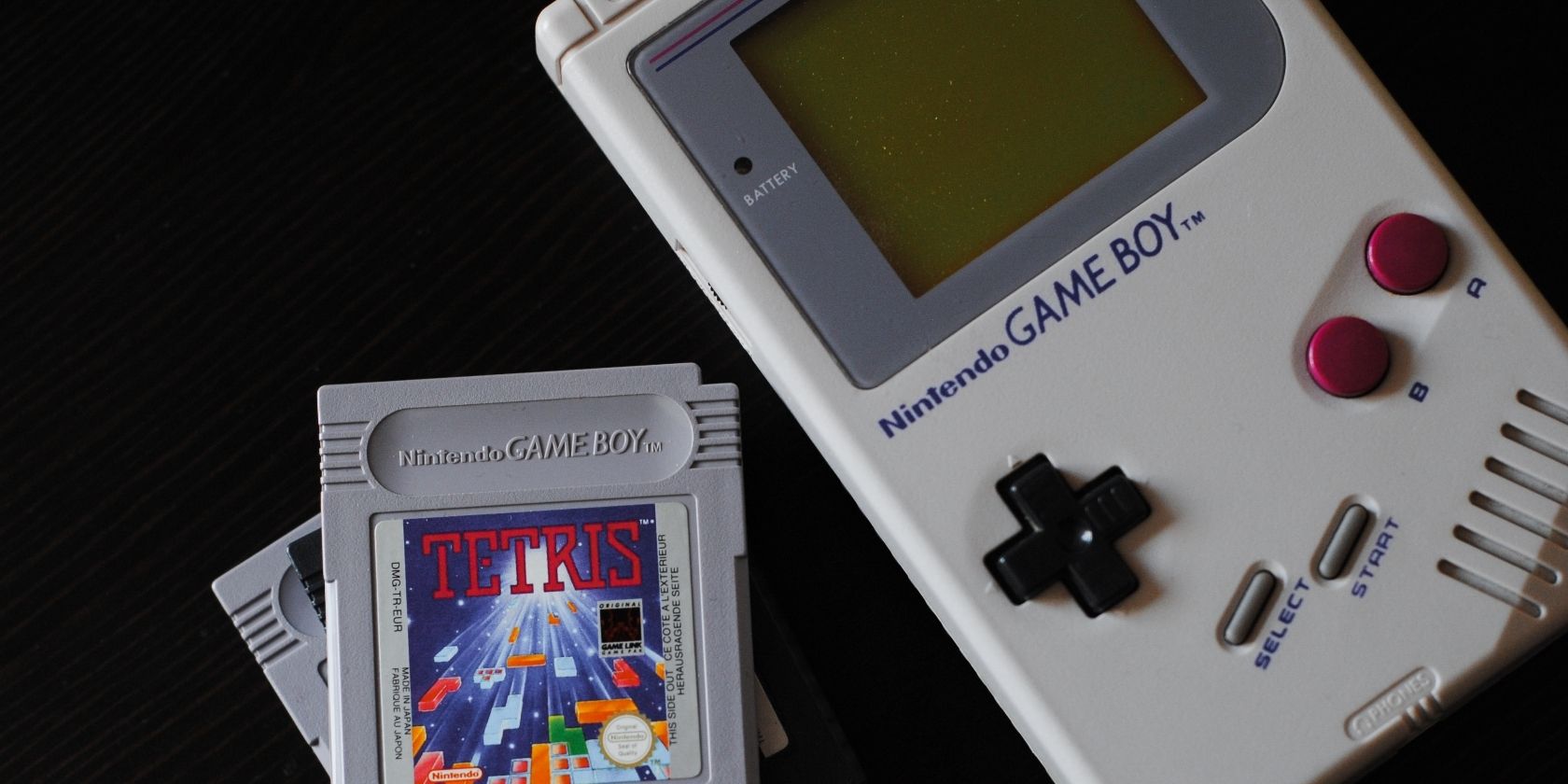 Ảnh chụp bảng điều khiển Game Boy bên cạnh hộp trò chơi Game Boy