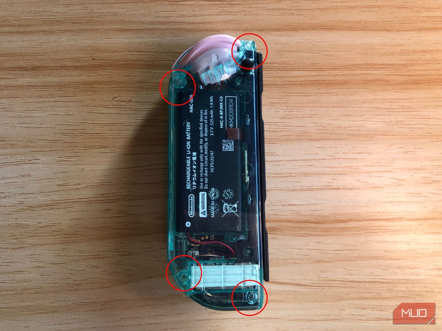 Bốn vít ở mặt sau của bộ điều khiển Joy Con