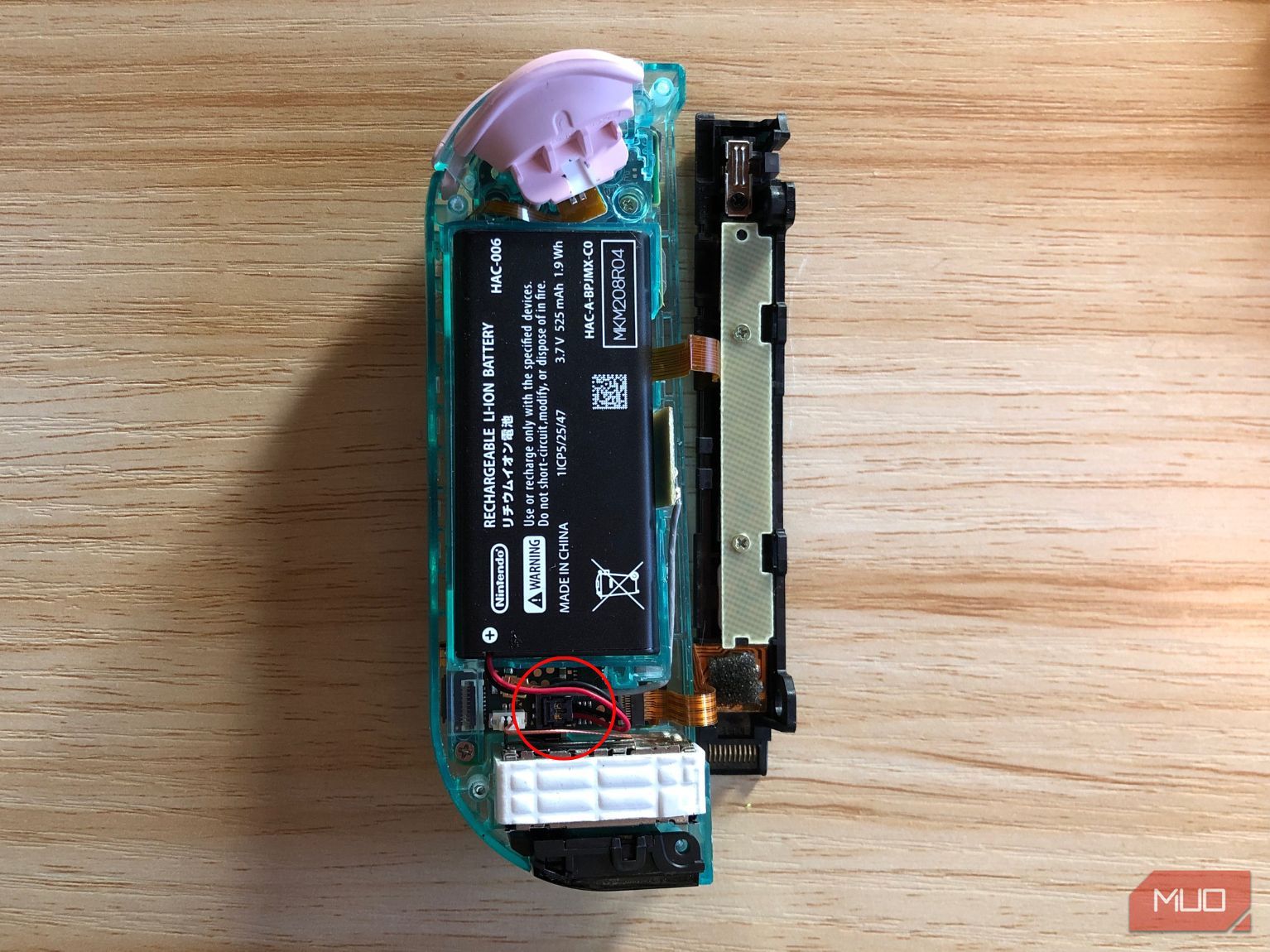 Vị trí cắm pin Joy Con