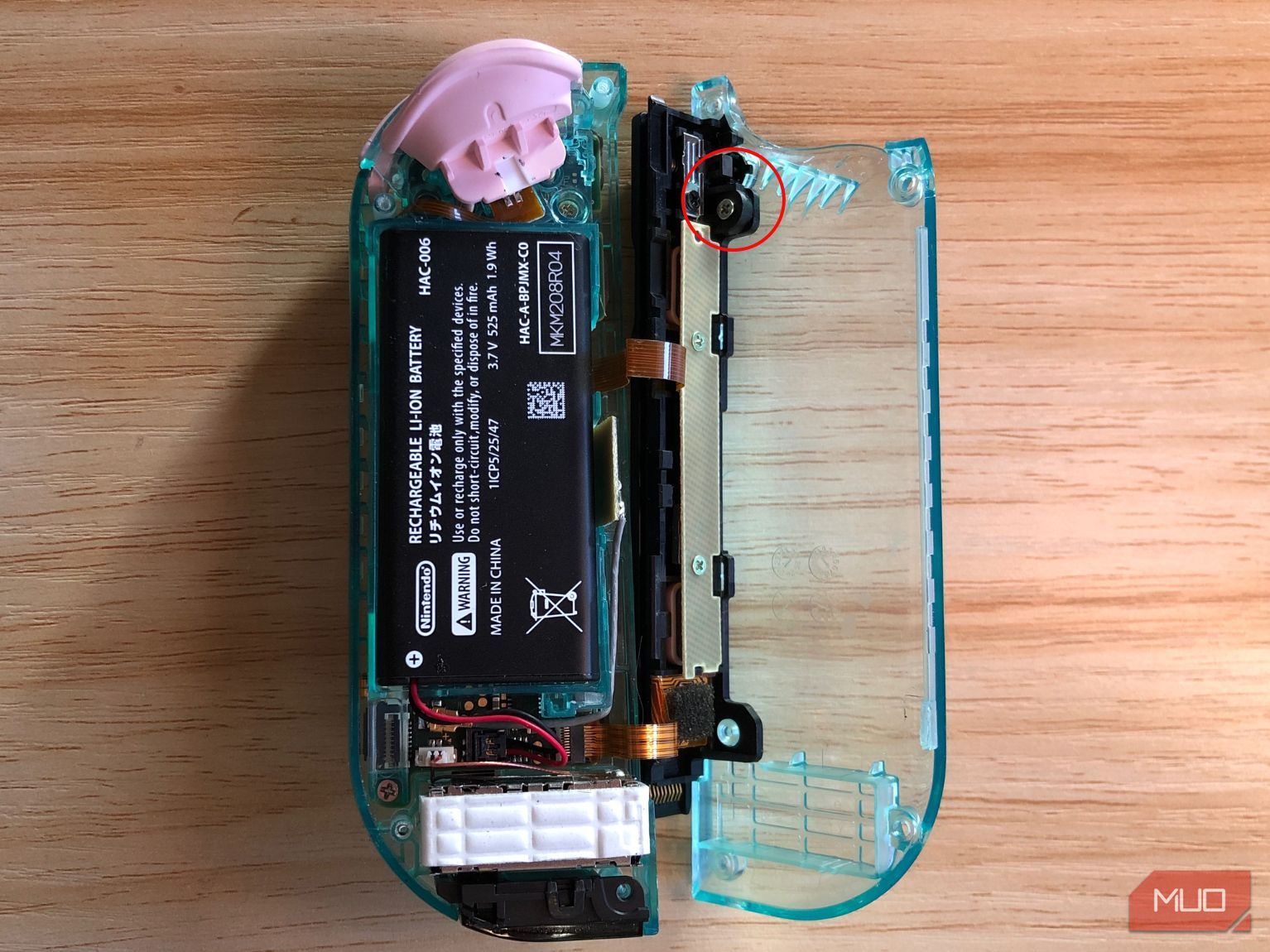 Vít đơn giữ lan can Joy-Con vào tấm sau