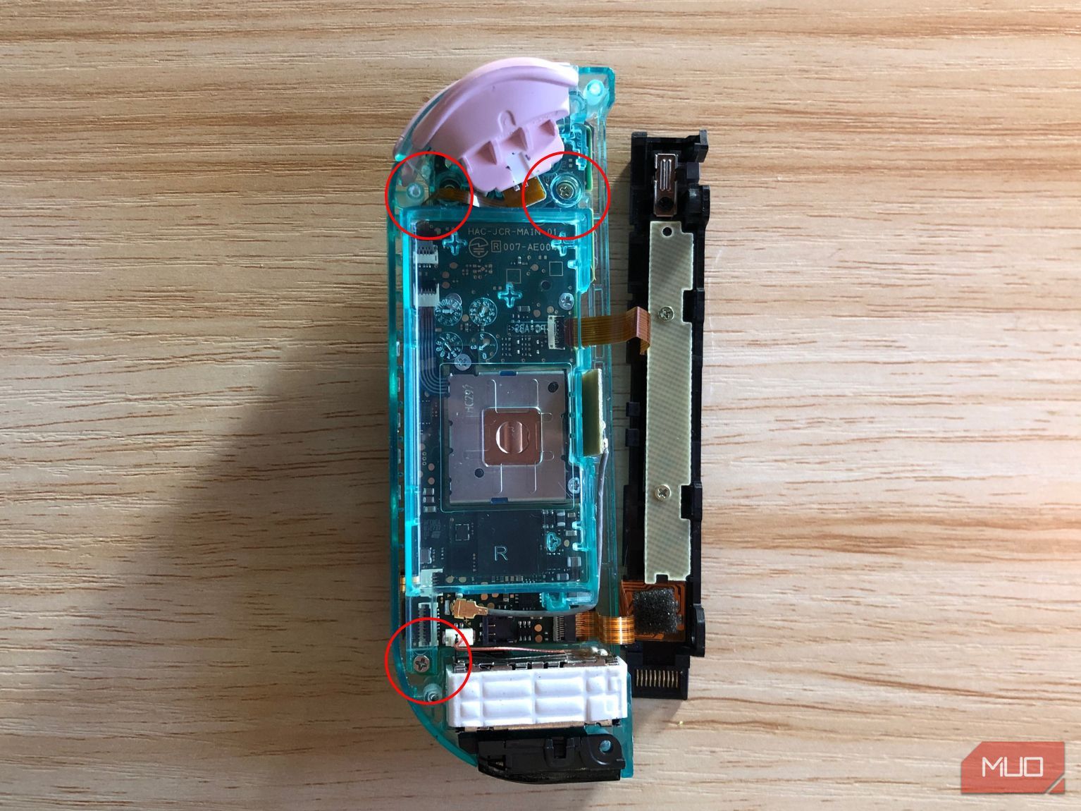 Ba vít trung tâm trên Nintendo Switch Joy Con