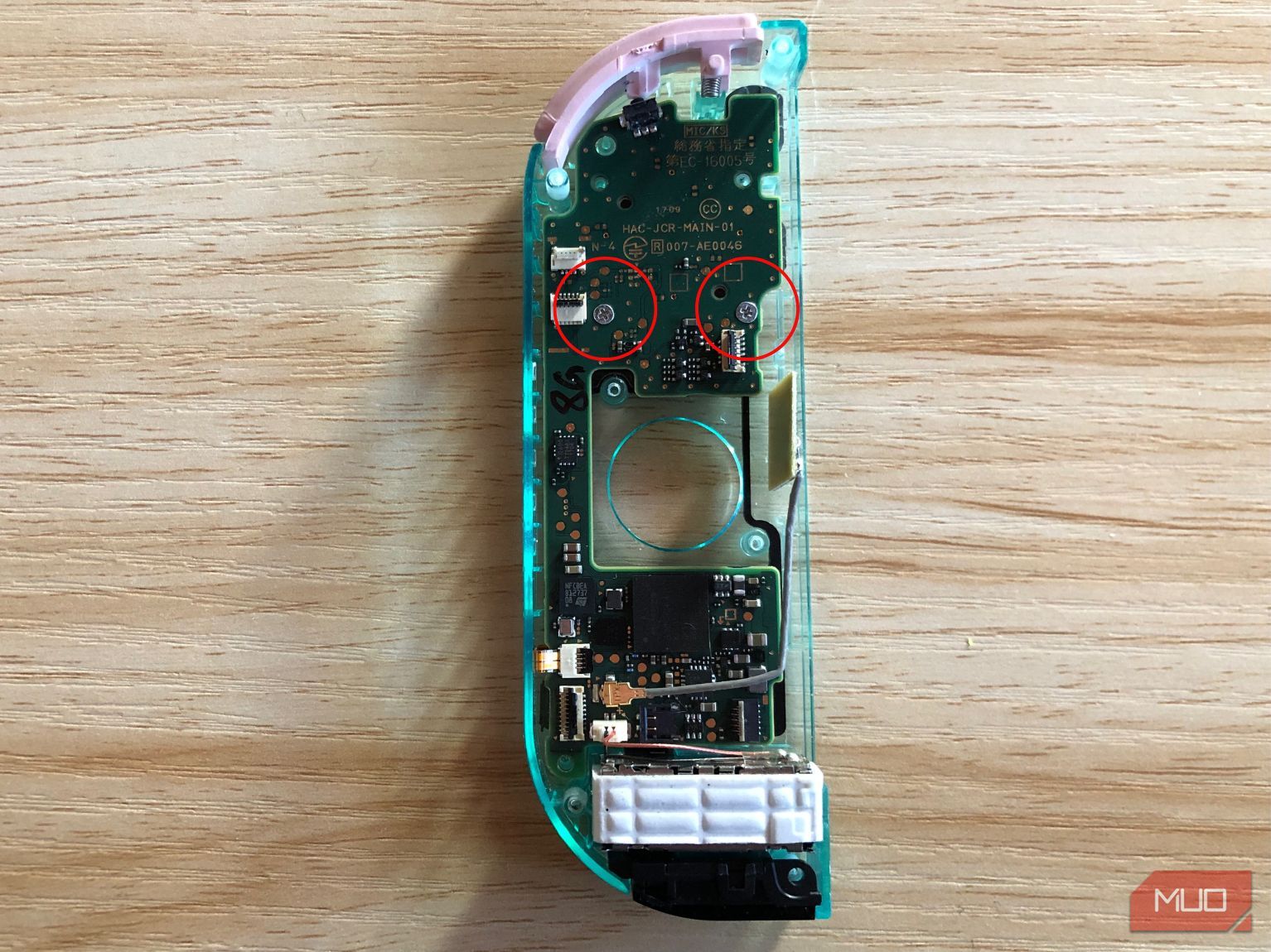 Hai vít giữ Bo mạch chủ Nintendo Switch Joy Con