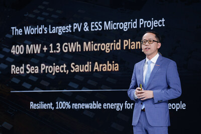 Ông Guogunang Chen trình bày chiến lược mới (PRNewsfoto/Huawei)