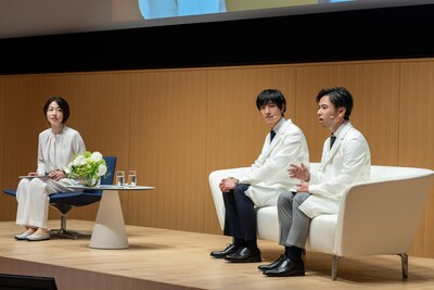 Kiyoshi Sato, Giám đốc Công nghệ của Clé de Peau Beauté và Tiến sĩ Shinobu Nakanishi, Nhà khoa học nghiên cứu tại Phòng thí nghiệm Clé de Peau Beauté trình bày hình ảnh trực quan về mạng lưới di truyền của da, cho thấy da là một 'cơ quan tư duy' hoạt động độc lập với não bộ Kiyoshi Sato, Giám đốc Công nghệ của Clé de Peau Beauté và Tiến sĩ Shinobu Nakanishi, Nhà khoa học nghiên cứu tại Phòng thí nghiệm Clé de Peau Beauté trình bày hình ảnh trực quan về mạng lưới di truyền của da, cho thấy da là một 'cơ quan tư duy' hoạt động độc lập với não bộ