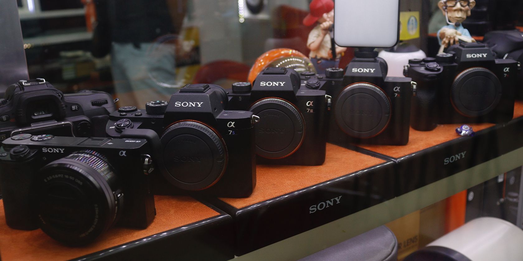 nhiều máy ảnh sony cùng nhau trên kệ