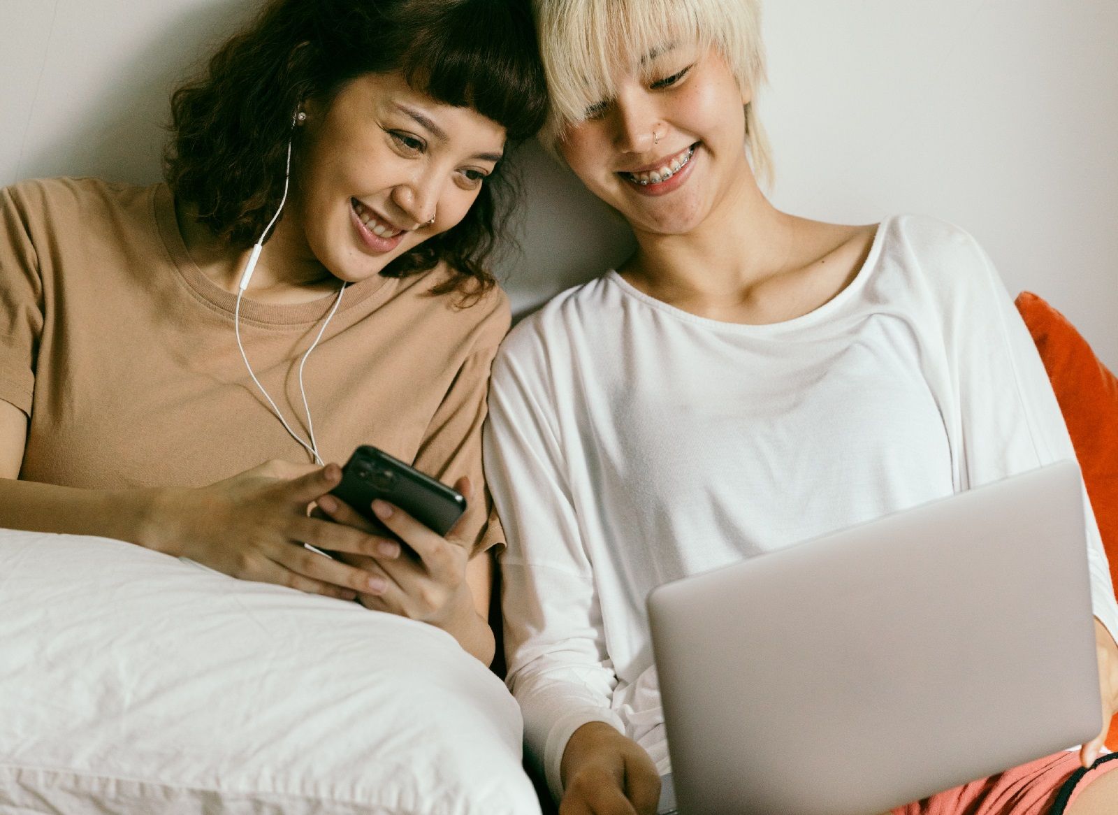 bạn bè cùng nhìn vào màn hình